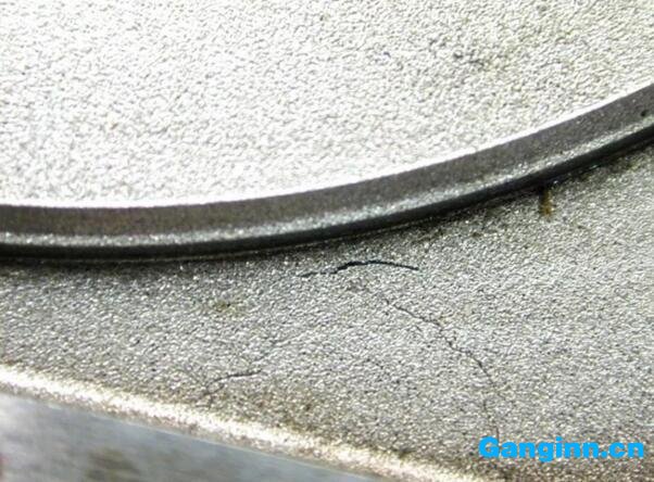 圖1 裂紋形貌 圖1 裂紋形貌