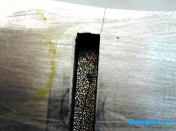 圖1 放電加工后工件出現裂紋 圖1 放電加工后工件出現裂紋