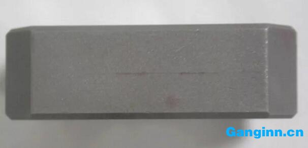 圖5 熱處理脫碳形成的裂紋 圖5 熱處理脫碳形成的裂紋