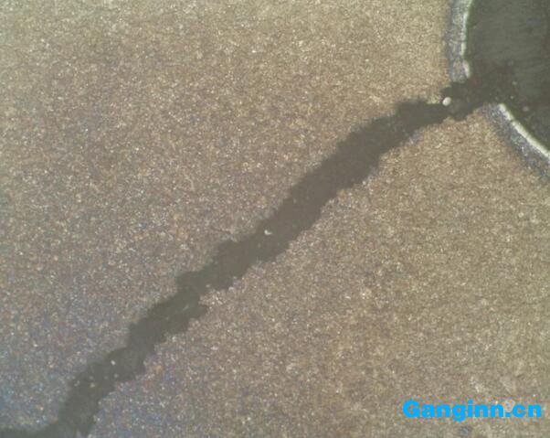 圖2 裂紋截面處微觀形貌 圖2 裂紋截面處微觀形貌