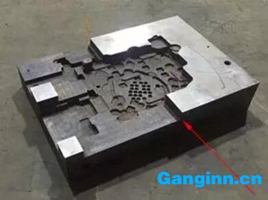 圖9 熱處理后發現裂紋 圖9 熱處理后發現裂紋