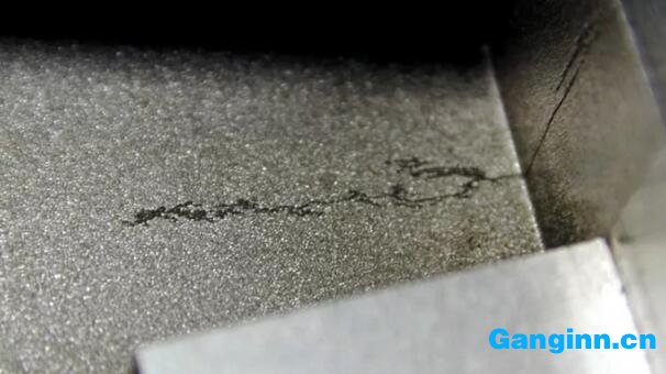 圖1 放電加工后裂紋缺陷 圖1 放電加工后裂紋缺陷
