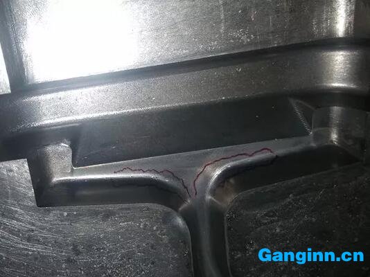 圖1 R角熱裂紋 圖1 R角熱裂紋