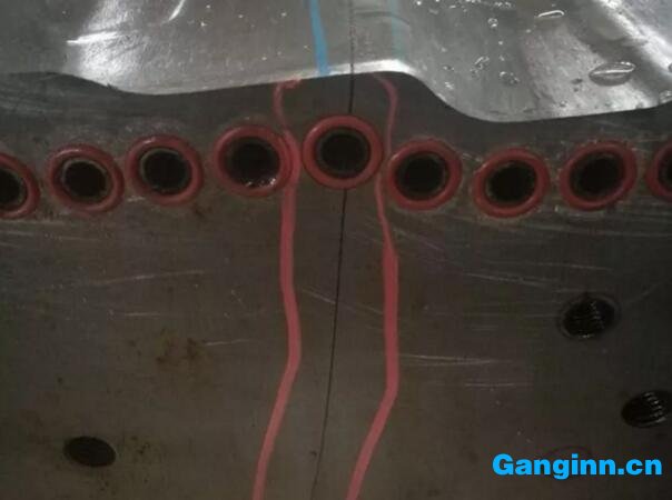 圖3 貫穿性裂紋 圖3 貫穿性裂紋