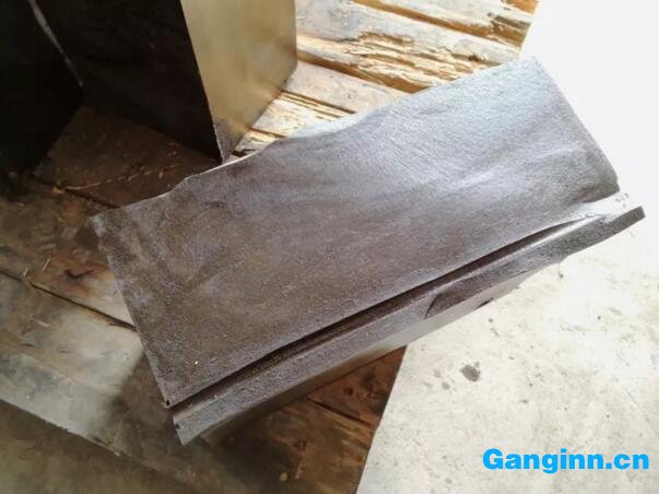 圖4 裂紋打開后內部形貌 圖4 裂紋打開后內部形貌